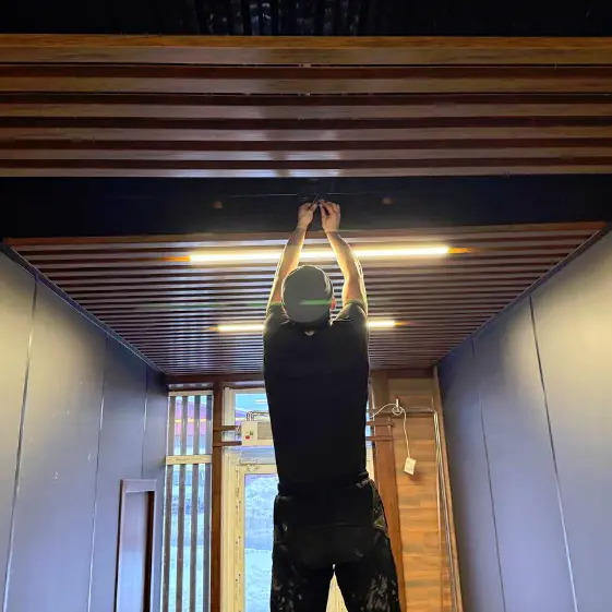 Рейка Темный Дуб 3D на фасаде и потолке торгового центра                                                           