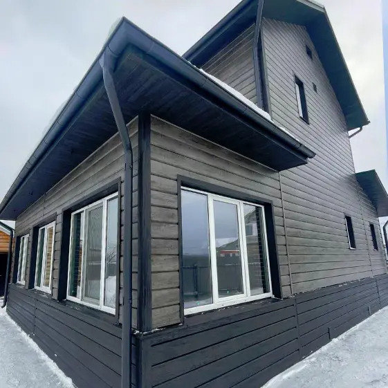 Сайдинг Евро-Брус Винтаж на фасаде, Черное Дерево 3D на цоколе дома