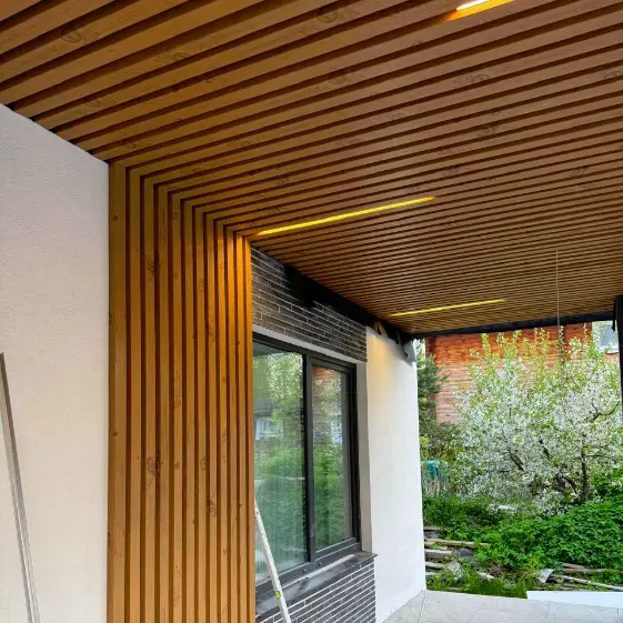 Стальная рейка под дерево Светлый Дуб 3D на фасаде и потолке                                                     