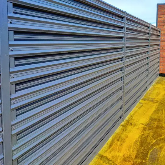 Двусторонний забор из штакетника Эко-М 7024 Серый Графит шахматка